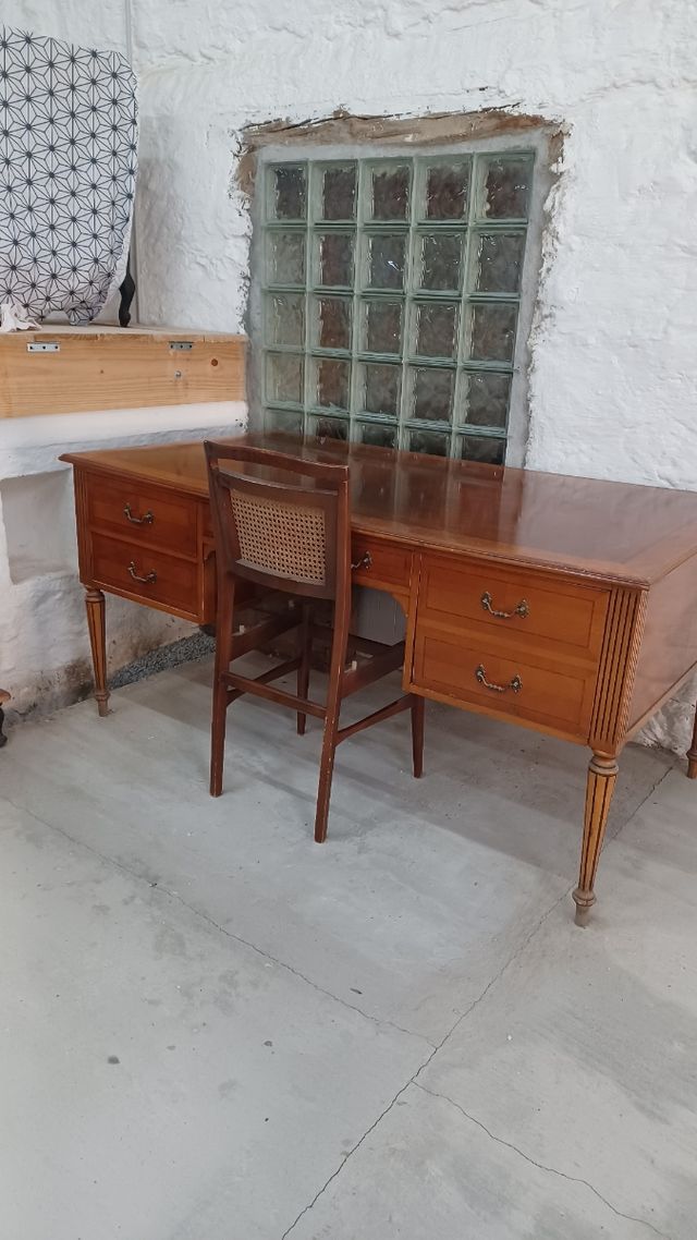 Escritorio de madera con cajones