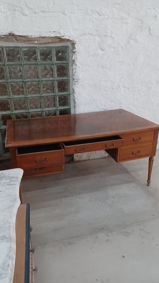 Escritorio de madera con cajones