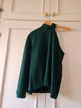 Blusa verde asimétrica cuello alto. Tipo capa