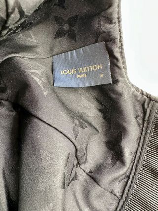 Gorra Louis Vuitton Negra con Detalles Dorados