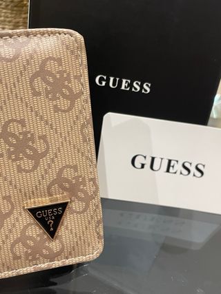Cartera Guess Monogram Marrón y Beige