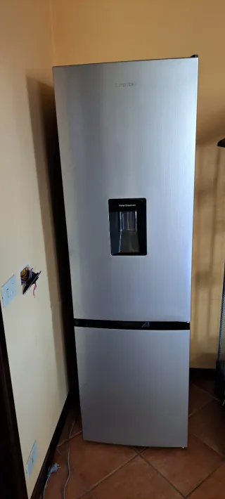 Frigorifero con dispenser acqua