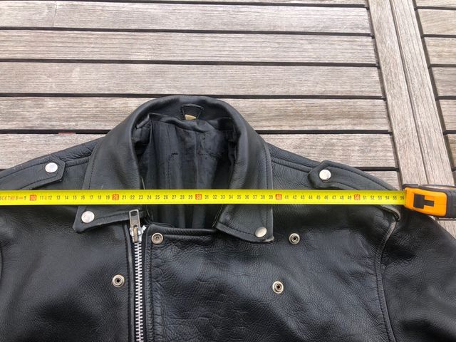 Chaqueta de cuero tipo motera