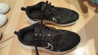 Zapatillas Nike, Adidas, puma Blancas y Negras.