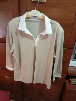 Blusa marrón con cuello blanco
Sisa a sisa 61 cm