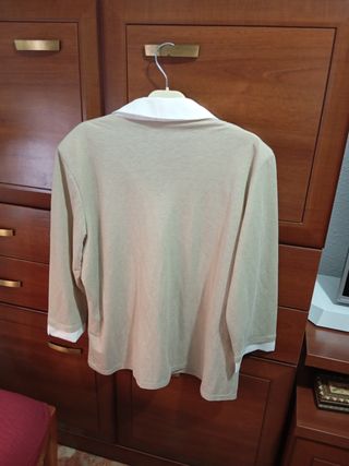 Blusa marrón con cuello blanco
Sisa a sisa 61 cm