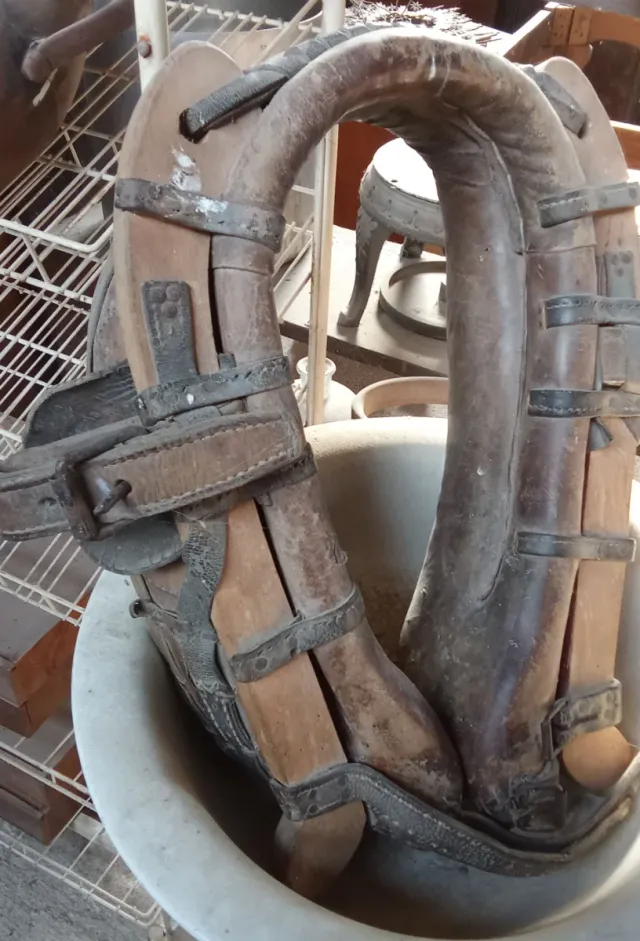 Antiguo collarón de mula de cuero y madera