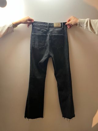 Pantalones vaqueros grises acampanados