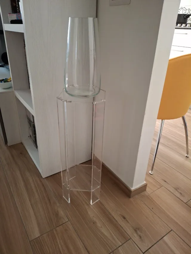 Colonna portavaso Tommasucci in metacrilato