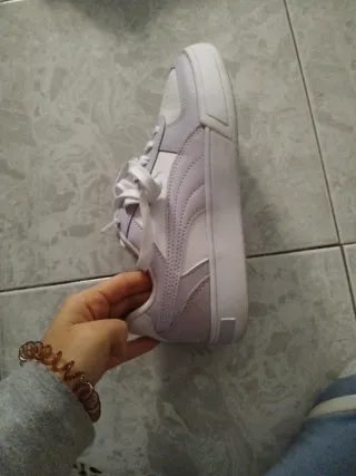 Zapatillas Puma blancas y moradas