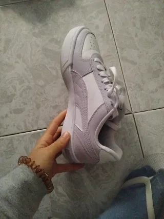 Zapatillas Puma blancas y moradas