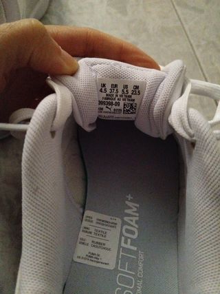 Zapatillas Puma blancas y moradas