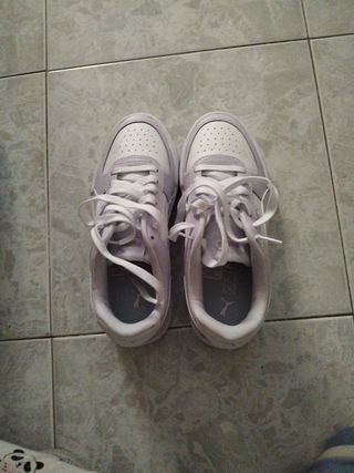 Zapatillas Puma blancas y moradas