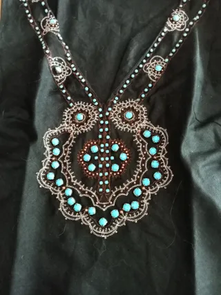 Blusa negra con pedrería turquesa