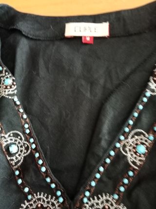 Blusa negra con pedrería turquesa