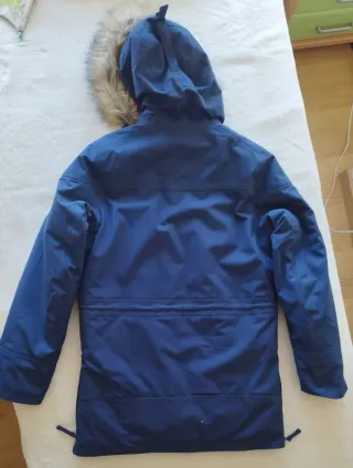 Parka de montaña y nieve azul