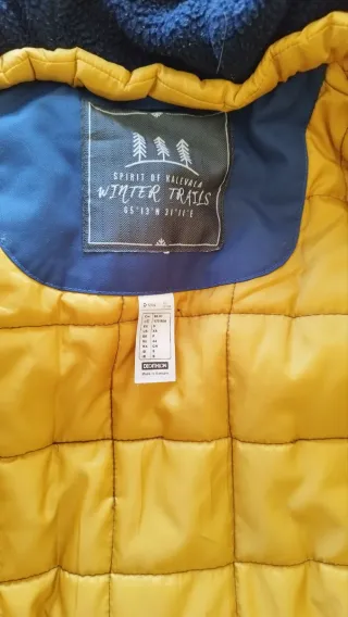 Parka de montaña y nieve azul