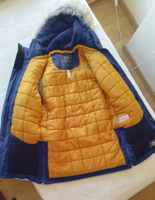 Parka de montaña y nieve azul