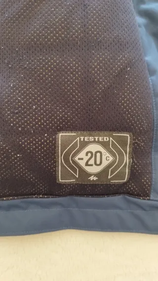 Parka de montaña y nieve azul