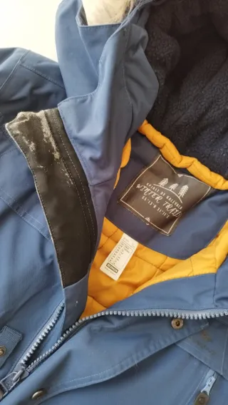 Parka de montaña y nieve azul