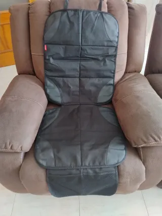 Protector asiento coche negro está como nuevo..
