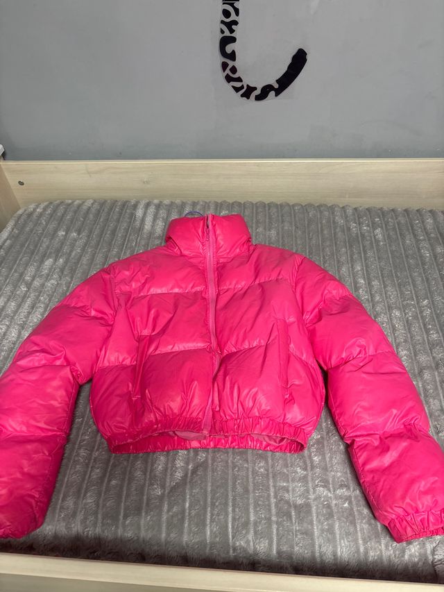 Abrigo rosa corto acolchado