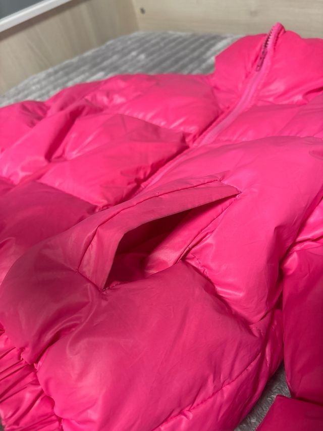 Abrigo rosa corto acolchado