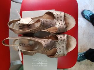 Sandalias doradas mujer