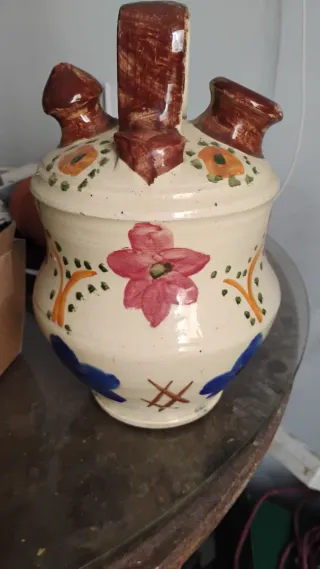 Botijo de cerámica pintado a mano