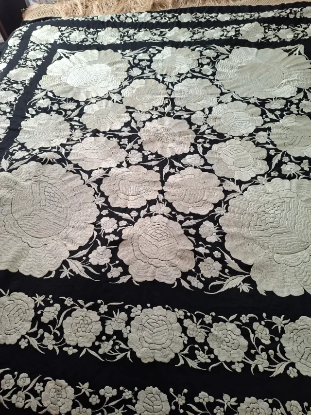 Manton de Manila antiguo bordado floral