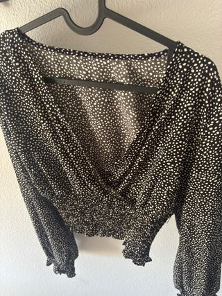 Blusa negra con lunares blancos