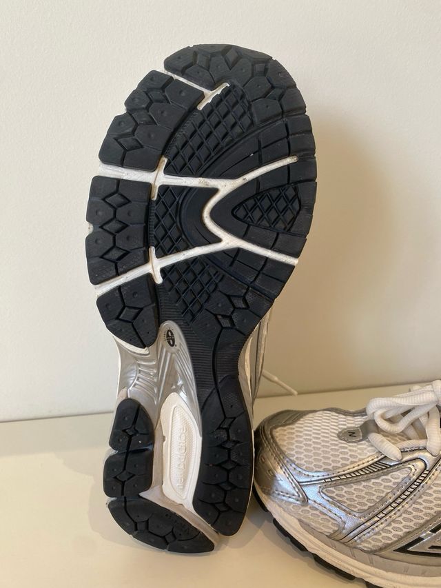 New Balance 1906R Plata y Blanco