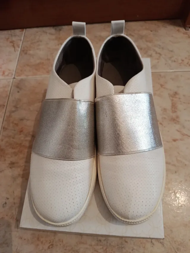 Zapatos blancos y plateados mujer