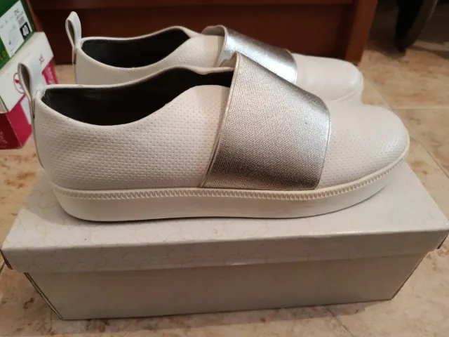 Zapatos blancos y plateados mujer