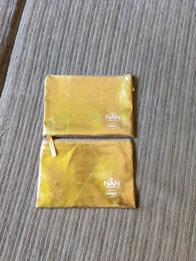 Bolsa de aseo dorada NAN