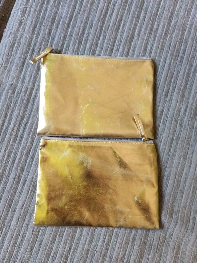 Bolsa de aseo dorada NAN