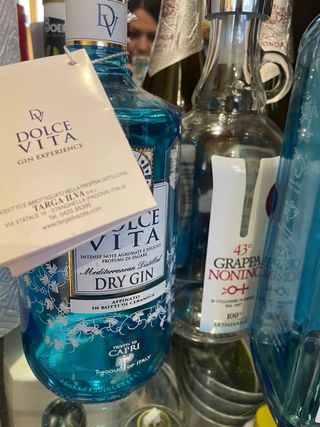 Bottiglie vuote gin Bombay e Dolce Vita