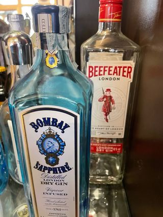 Bottiglie vuote gin Bombay e Dolce Vita