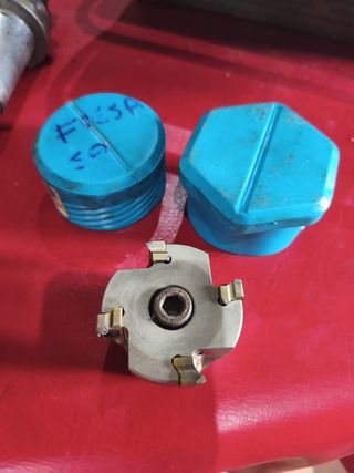 Portabrooca cónico y varias herramientas