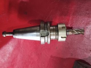 Portabrooca cónico y varias herramientas