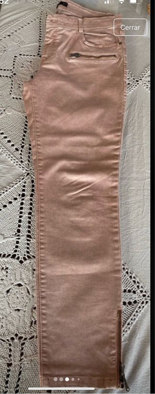 Pantalones rosas con cremallera marca Mango