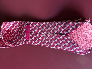 Corbata de exposición con estampado geométrico