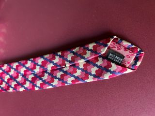 Corbata de exposición con estampado geométrico