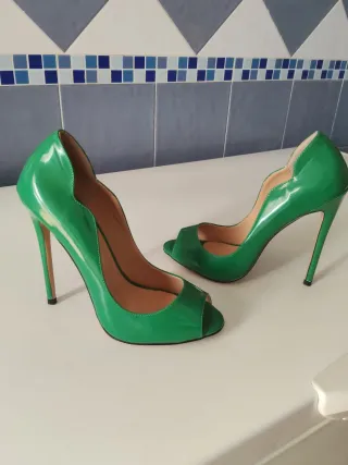Zapatos de tacón verdes peep toe