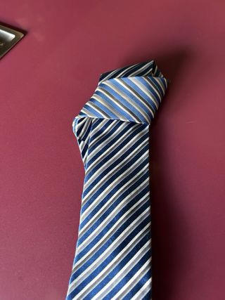 Corbata de rayas azul y gris
