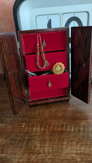 Portagioie carillon vintage - armadio bambole