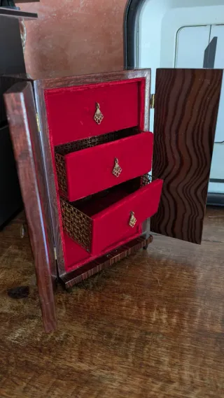 Portagioie carillon vintage - armadio bambole