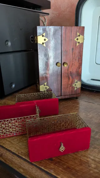 Portagioie carillon vintage - armadio bambole