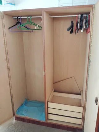 Ropero de madera marrón