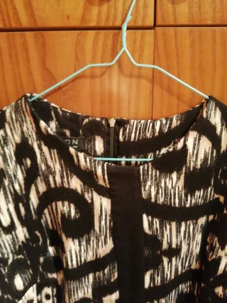 Vestido corto estampado beige y negro